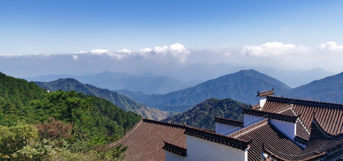 昔在九江上,遙望九華峰,天江掛綠水,秀出九芙蓉!九華山的風(fēng)景還是相當(dāng)不錯的!